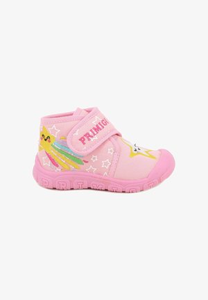 Scarpa in tessuto rosa con cinturino in velcro, caratterizzata da una grafica di stella e arcobaleno, e una suola in gomma testurizzata con il marchio "PRIMIGI" impresso.
