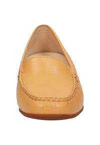 Gelbe Lederloafers mit runder Zehenform, die über gestickte Details an der Oberseite und ein Innenfutter aus Wildleder für zusätzlichen Komfort verfügen.