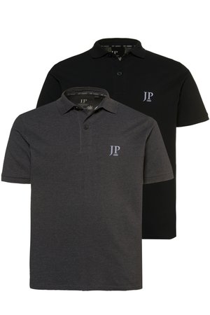 Dve polokošele, jedna tmavosivá a jedna čierna, každá s golierom, dvoma gombíkmi a malým logom "JP 1880" na hrudi.