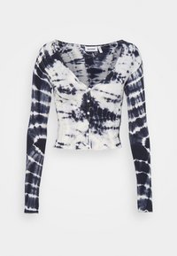 T-shirt longsleeve tie-dye w czarno-białe wzory, z dekoltem w serek, zapinany na guziki z przodu, dopasowany kształt i miękka tekstura.