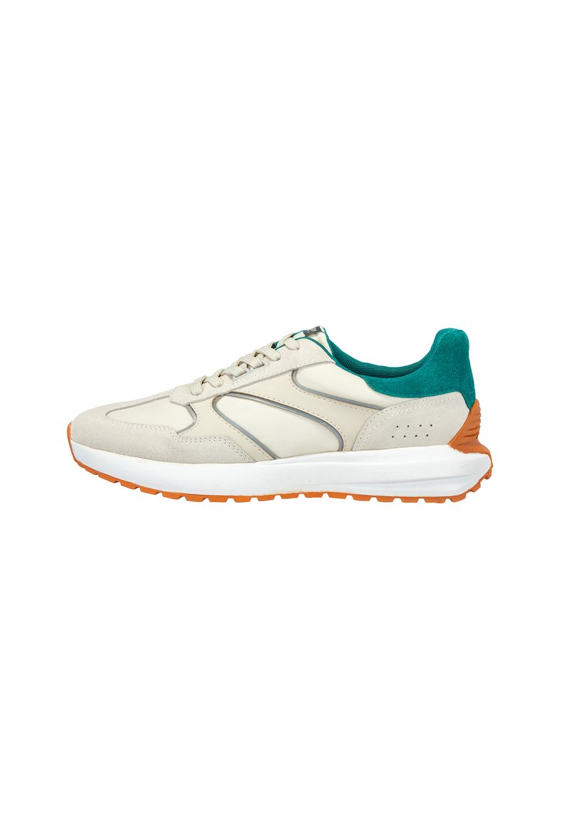 Beige und türkisfarbene Sportschuh mit einem Obermaterial aus Wildleder und Synthetik, weißer Zwischensohle und strukturiertem orangefarbenem Außensohle; mit einem Schnürdesign.