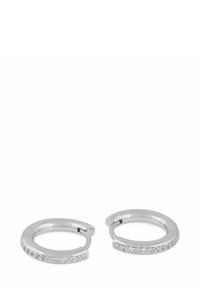 Silvriga hoopörhängen med en slät yta och en rad små klara stenar längs den nedre kanten, med en design med gångjärnsstängning.