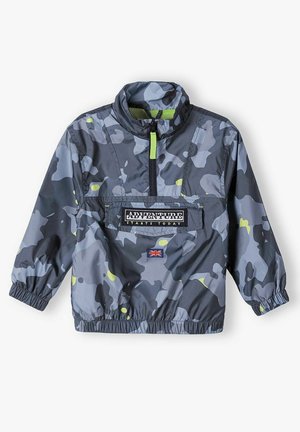 Dziecięca wiatrówka w niebiesko-szary wzór kamuflażu, z przednią kieszenią z napisem "Adventure Starts Today" oraz małą naszywką z flagą Wielkiej Brytanii.