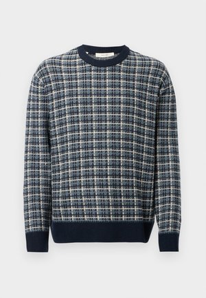 Sweter dzianinowy w niebiesko-kremową kratę, z prążkowanym okrągłym dekoltem i mankietami, charakteryzujący się teksturowanym materiałem oraz luźnym fasonem.