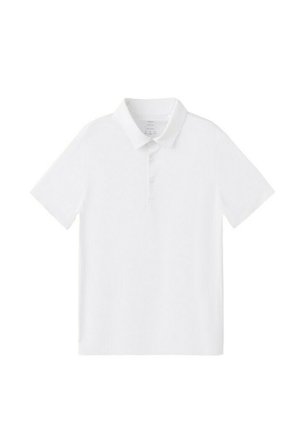 Witte poloshirt met korte mouwen, drie knopen en een kraag, plat uitgestald op een witte achtergrond.