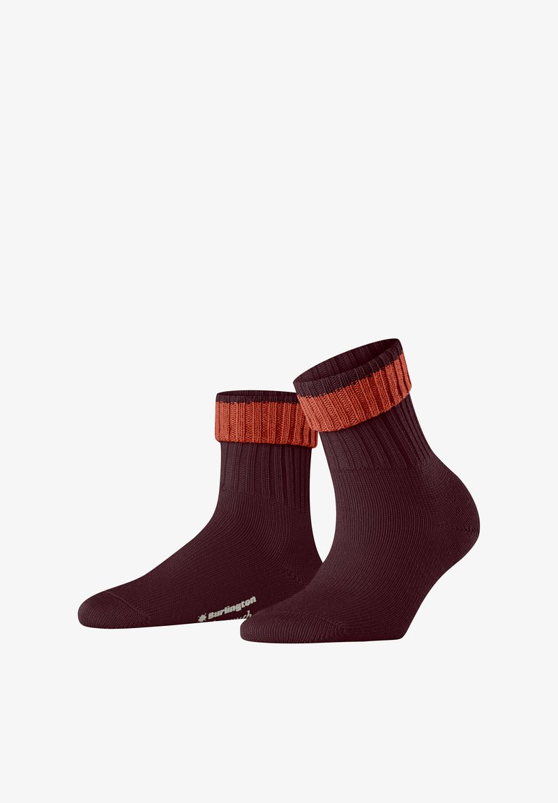 Burgunderfarbene Crew-Socken mit einem gerippten orangefarbenen Bund. Sie verfügen über eine glatte Textur und eine verstärkte Zehenpartie. Logo auf der Seite aufgedruckt.