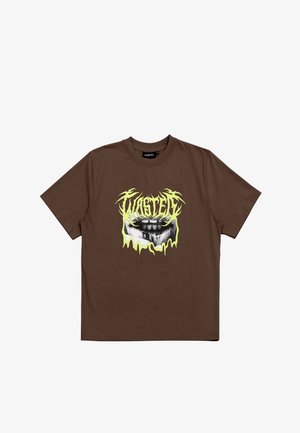 Brązowy t-shirt z krótkim rękawem z nadrukiem graficznym przedstawiającym usta z ostrymi zębami i cieknącym neonowo-żółtym tekstem z napisem "WASTED" nad nim.