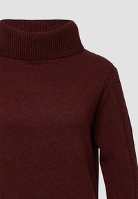 Burgundowy sweter z dzianiny z kołnierzem typu turtleneck, z ribbową teksturą, charakteryzujący się wysokim kołnierzem i obniżonymi szwami ramion, co zapewnia luźny fason.