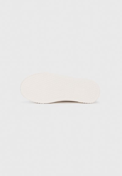Semelle en caoutchouc blanc avec une surface texturée au motif en diamant, présentant des bords lisses et un design minimaliste. Pas de marque visible.