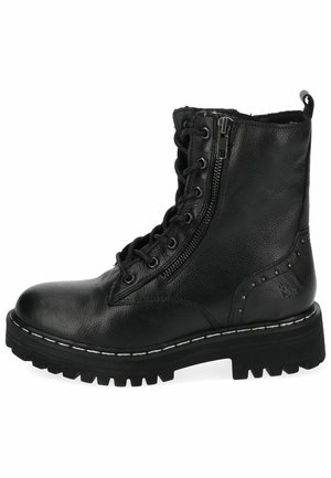 Botte de cheville en cuir noir avec lacets sur le devant et fermeture éclair sur le côté. Présente une finition texturée, une semelle épaisse et des clous décoratifs en métal sur le côté.