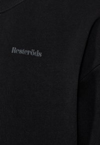 Sort sweatshirt lavet af en blanding af bomuldsstof, med rund hals og et diskret gråt "Resteröds" logo på brystet.