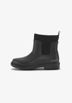 Schwarze Gummistiefelette mit elastischen Seitenteilen, abgerundeter Zehenpartie und strukturiertem Absatz. Mit Markenzeichen an der äußeren Seite und einer Zuglasche.