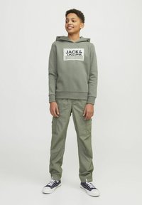 Jack & Jones Junior GEDRUCKT - Džemperis ar kapuci - agave green