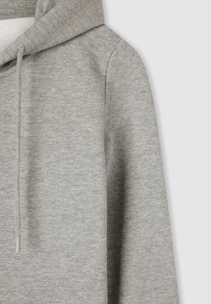 Felpa grigia con un tessuto morbido e testurizzato. Presenta un cappuccio con coulisse e orlo a coste. La vista ravvicinata mette in evidenza le cuciture e la qualità del materiale.