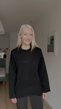 Musternäd, mustriga must, pikad varrukad, ümar kaelus ja veidi laiem lõige. Tekstureeritud kangas, minimaalne disain ja nähtavaid mustreid pole.