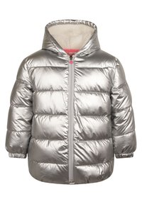 Srebrna pikowana kurtka puchowa z kapturem, o błyszczącym wykończeniu, pikowanym wzorze i elastycznych mankietach. Wnętrze wyściełane miękką tkaniną z różowymi akcentami.
