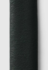 Bande de cuir noir texturé, finition lisse, forme rectangulaire, surface mate avec légère brillance, motif de grain visible.