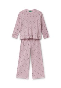Lichtroze pyjama set met lange mouwen en broek. Heeft donkerroze stippen en een gerimpelde rand aan de bovenkant voor extra detail. Zachte stofstructuur.