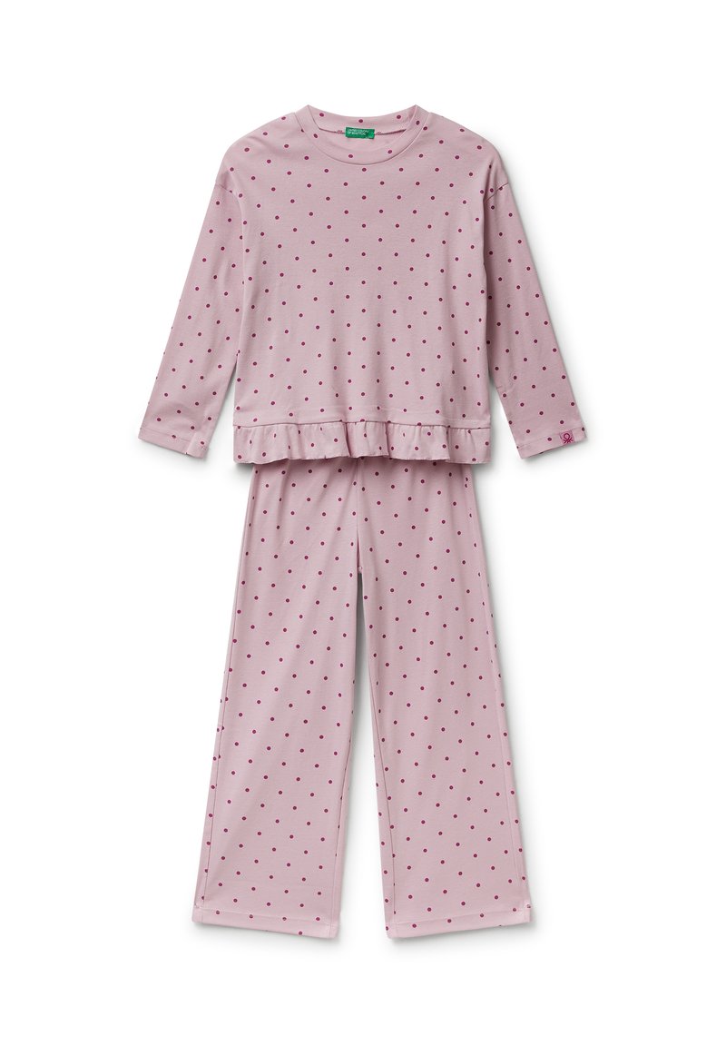 Lichtroze pyjama set met lange mouwen en broek. Heeft donkerroze stippen en een gerimpelde rand aan de bovenkant voor extra detail. Zachte stofstructuur.