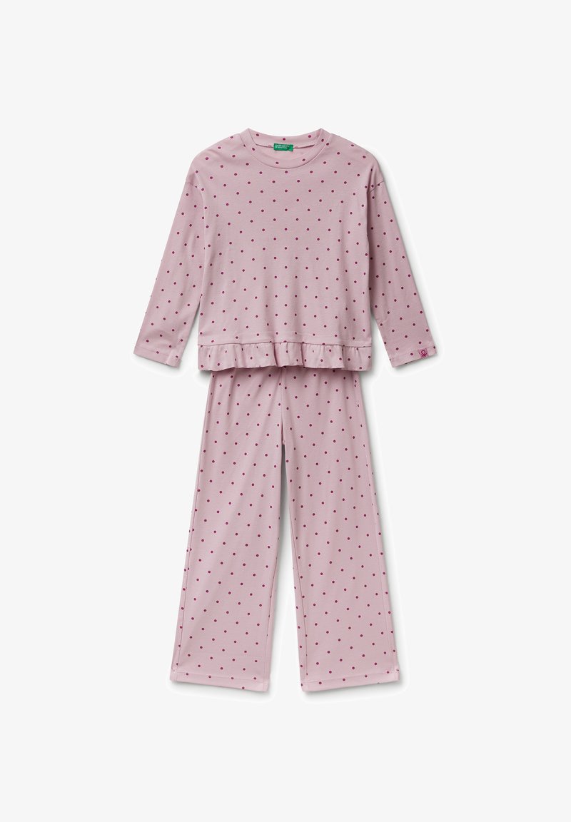 Conjunto de pijama rosa claro con mangas largas y pantalones. Presenta lunares rosa oscuro y un dobladillo con volantes en la parte superior para un detalle adicional. Textura de tela suave.