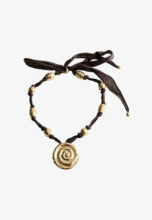 Bruine stoffen ketting met gouden kralen en een grote ronde gouden hanger met een spiraalontwerp en kleine ingelegde edelstenen.