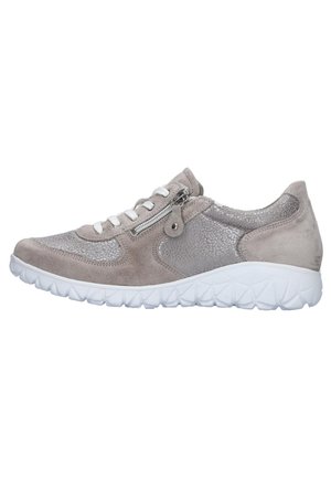 Lysegrå afslappet sneaker med teksturerede paneler, hvide snørebånd, sideløbende lynlås og tyk, hvid sål med geometrisk mønster.