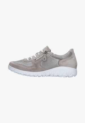 Lichtgrijze casual sneaker met gestructureerde panelen, witte veters, zijrits en dikke witte zool met geometrisch patroon.