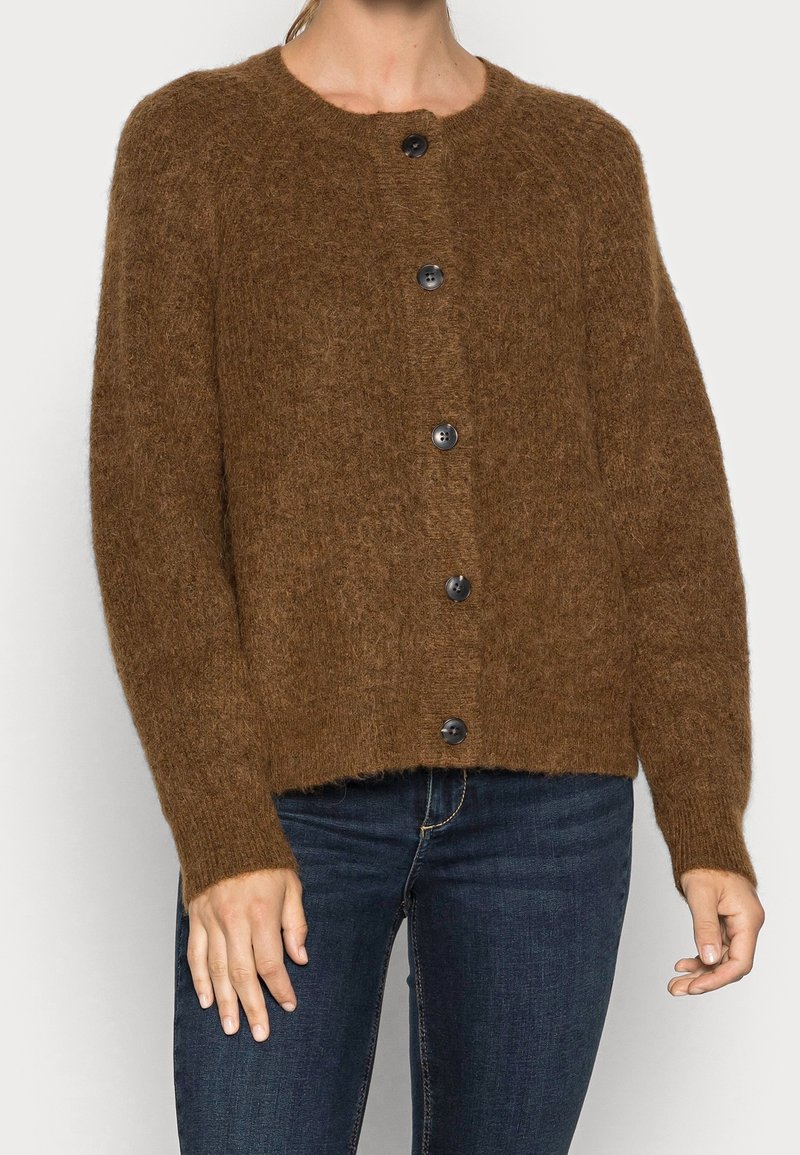Brun stickad cardigan med rund halsringning, utrustad med sex svarta knappar fram, ribbade ärmslut och nederkant, mjuk textur.