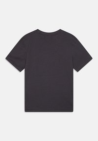 Tricou scurt cu mânecă, de culoare gri închis, cu gât rotund, design simplu, textură moale, cu margini cusute și fără logo-uri sau modele vizibile.
