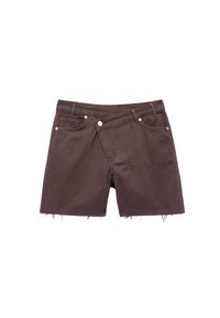 Pantalones cortos de algodón marrón con un dobladillo deshilachado, que presentan un diseño de bolsillo diagonal, herrajes dorados y trabillas tradicionales para el cinturón.