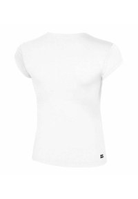 Camiseta ajustada de manga corta blanca vista desde atrás, con un pequeño logo negro cerca del dobladillo inferior en el lado derecho.