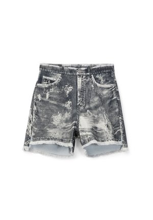 Verweerde zwart-witte spijkershorts met vervaagde vlekken, rafelige zoom, voorste knoop- en ritssluiting en voorzakken.