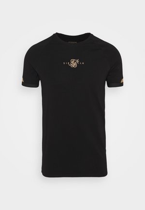 Czarna sportowa koszulka z krótkim rękawem z złotym logo SikSilk oraz dekoracyjnym wzorem na piersi i rękawach, przedstawiona na białym tle.