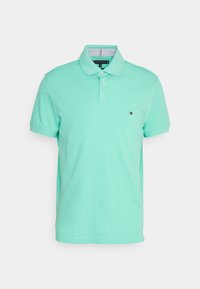 Mintgrön polo t-shirt i bomull, med en tvåknapps krage, korta ärmar och en liten logotyp på vänster bröst.