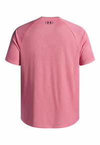 Růžové atletické tričko s krátkým rukávem a hladkým povrchem, které má logo na zadní straně a raglánové rukávy. Lehce a prodyšný materiál.