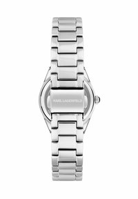 Silverfärgad metallklocka med en rektangulär boett och länkarmband. Har polerade ytor och ingraverat varumärkesnamn på spännet.