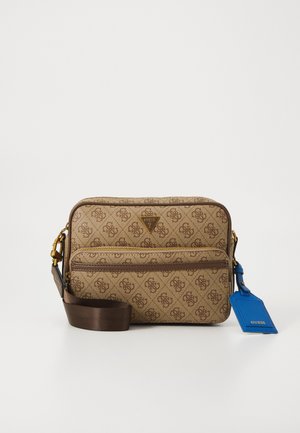 Braune Guess Umhängetasche mit Monogramm-Muster, vordere Reißverschlusstasche, dunkelbrauner Riemen und blauer Gepäckanhänger, auf weißem Hintergrund.
