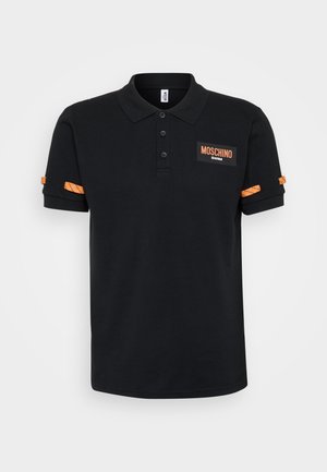 Maglietta polo nera con colletto, patta con tre bottoni e maniche accorciate con dettagli in arancio e un'etichetta con il logo.