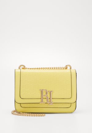 Borsa a tracolla rettangolare gialla con tracolla a catena dorata e logo RL dorato sulla patta frontale, motivo in rilievo sulla superficie.