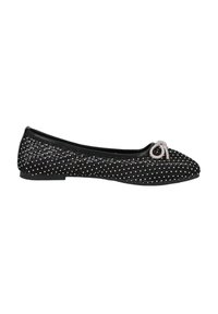 Zapato plano negro con parte superior de tela suave, adornado con pequeños remaches metálicos y un detalle en forma de corazón embellecido con strass en la puntera.