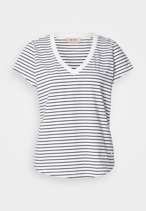 T-shirt a maniche corte a righe con scollo a V, caratterizzato da righe bianche e blu navy, con un piccolo dettaglio logo e un orlo curvo nella parte inferiore.