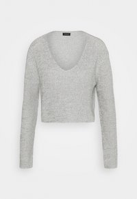 Maglione grigio a maniche lunghe e a corpetto corto, lavorato a maglia, con ampio scollo a V. La texture è morbida e leggera, adatta per un look casual.