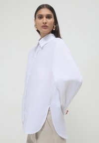 Calliope CLASSIQUE À PLIS - Button-down blouse - blanc