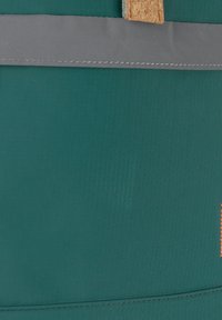 Groene geïsoleerde tas met een textuurafwerking, grijze schouderband en kurken accent. Kenmerkt zichtbare stiksels en een modern ontwerp, geschikt voor voedselopslag.