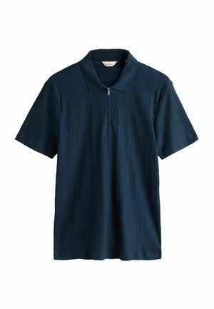 Marineblå kortærmet polo med lodret ribstrikket struktur og lynlåslukning ved kraven.