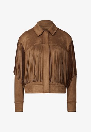 Veste en suédine marron courte avec de longues franges le long des manches et des épaules, un col classique et des poignets côtelés.