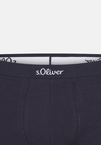 Ciemnoniebieskie bokserki wykonane z miękkiego materiału, z elastycznym paskiem z logo "s.Oliver" w białym haftzie. Gładka tekstura.