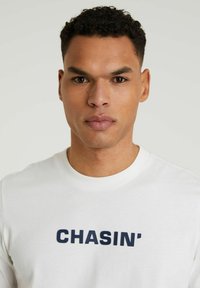 CHASIN' DAVIE - Triko s potiskem - off white