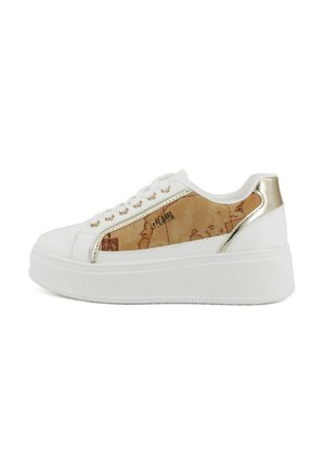 Sneaker platform bianca con design a mappa marrone di lato, occhielli dorati e accenti metallici dorati sul tallone e sui bordi.