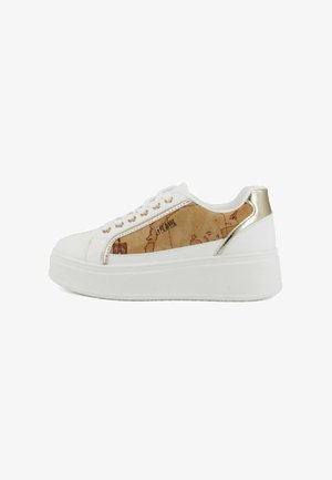 Sneaker platform bianca con design a mappa marrone di lato, occhielli dorati e accenti metallici dorati sul tallone e sui bordi.